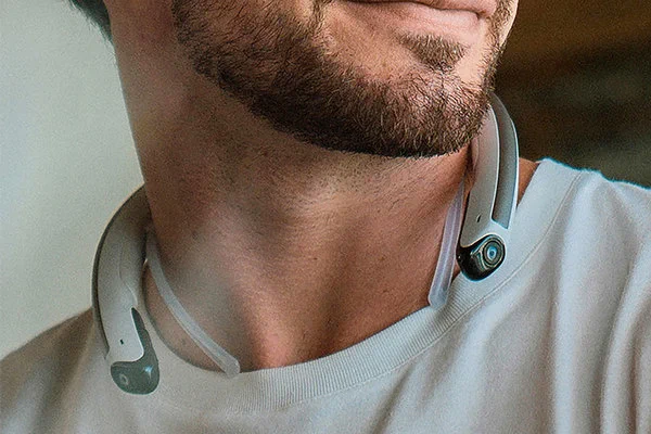 ネックバンド型ドライブレコーダー、身につけることで手軽に撮影可能！