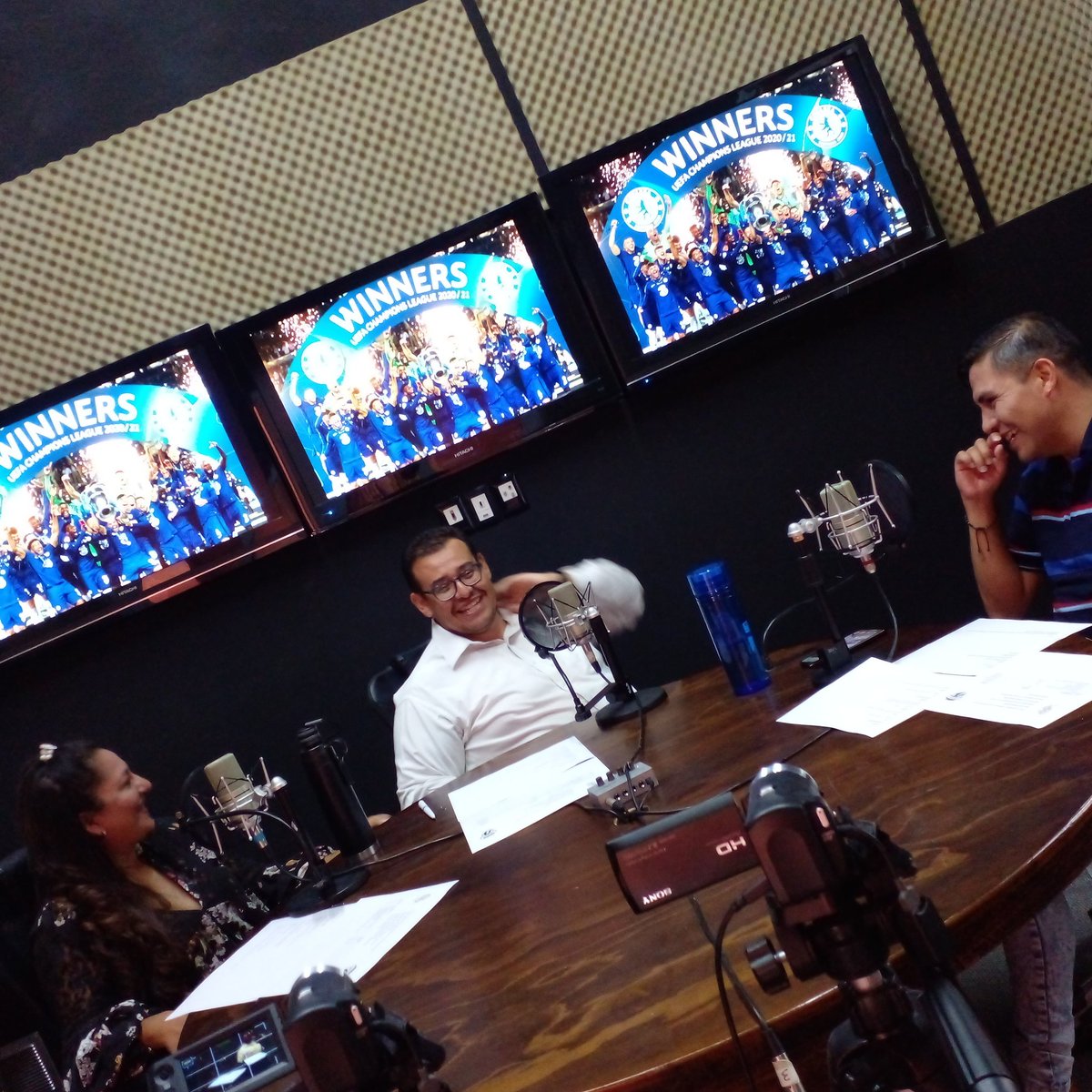 soy_elcoach's tweet photo. Ay estos muchachos imberbes me hacen reír muchísimo, no se pierdan mañana el podcast!!! #desdeelvestidor #estudio86 #radioonce @vbmediatv @giolira10 https://t.co/AOwuJX3UBF