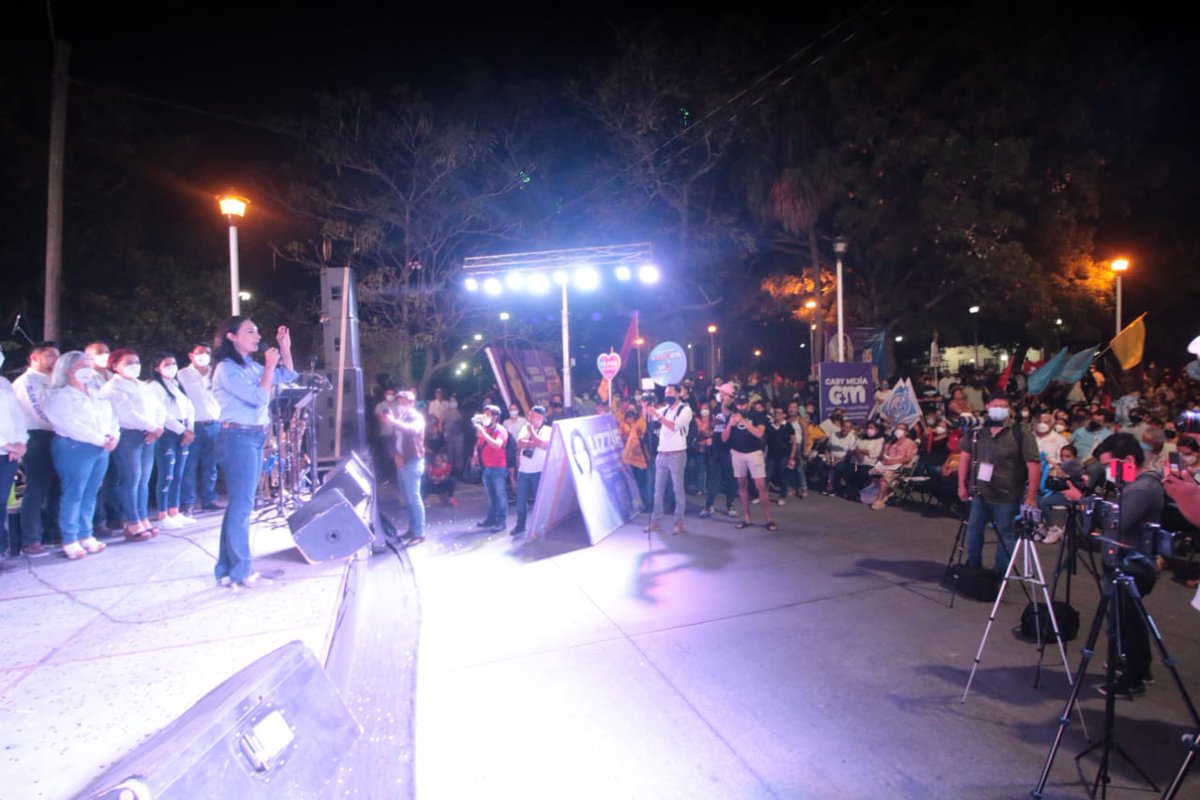 Mely_Romero's tweet photo. ¡En mi tierra, Cuauhtémoc, cerramos con mucho corazón esta campaña!

Aquí ya nos conocemos y no vamos a permitir que lo hecho mal en nuestro municipio se haga en el Estado, por eso este 6 de junio vamos a defender #Colima con nuestro voto.

#MelyEsLaOpción https://t.co/9vMHq4srrW