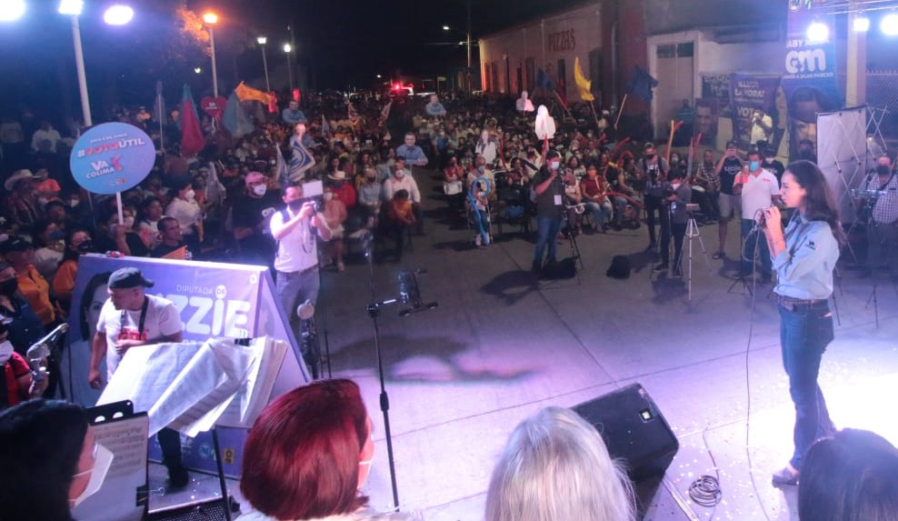Mely_Romero's tweet photo. ¡En mi tierra, Cuauhtémoc, cerramos con mucho corazón esta campaña!

Aquí ya nos conocemos y no vamos a permitir que lo hecho mal en nuestro municipio se haga en el Estado, por eso este 6 de junio vamos a defender #Colima con nuestro voto.

#MelyEsLaOpción https://t.co/9vMHq4srrW
