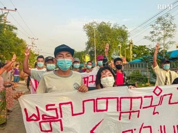 TostevinM's tweet photo. More of the many daily protests in Myanmar against junta rule and to call for the return of democracy and the release of political prisoners #WhatsHappeningInMyanmar https://t.co/4h3athwEo4