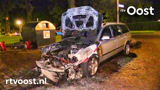 Auto brandt volledig uit in Enschede, politie vermoedt brandstichting. #rtvoost.