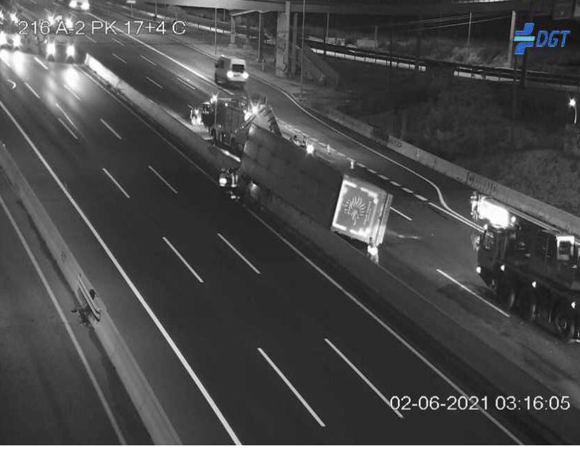 112cmadrid's tweet photo. Problemas en la #A2 km. 17 a la altura de #SanFernandodeHenares. La carretera permanece cortada. 
Ha habido un accidente esta madrugada con un camión que transportada cerdos vivos y todavía están trabajando pasa poder retirar el camión y los animales. 
Imágenes cortesía @DGTes. https://t.co/2MXZI3Vuev