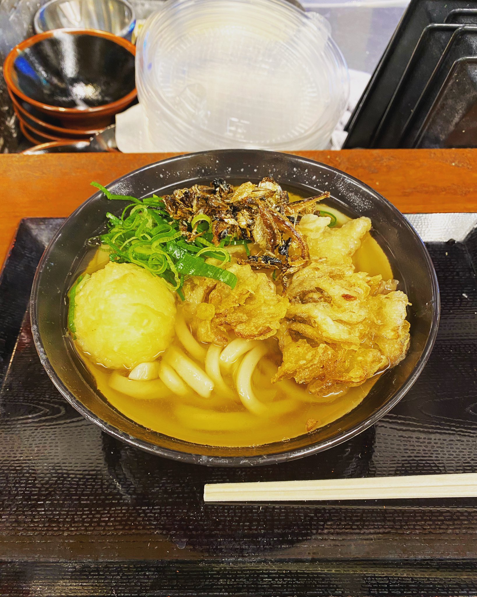 ずんこ 2日連続 讃岐うどんの名店でランチ 吉祥寺でいちばん旨いうどん屋と言われる立ち食い いぶきうどん は 伊吹いりこ出汁と揚げいりこがまじ絶品 香川出身の店主が日本橋で営む 谷や は 店頭で手打ちするモチモチ太麺が最高 こんな日々ゆえ