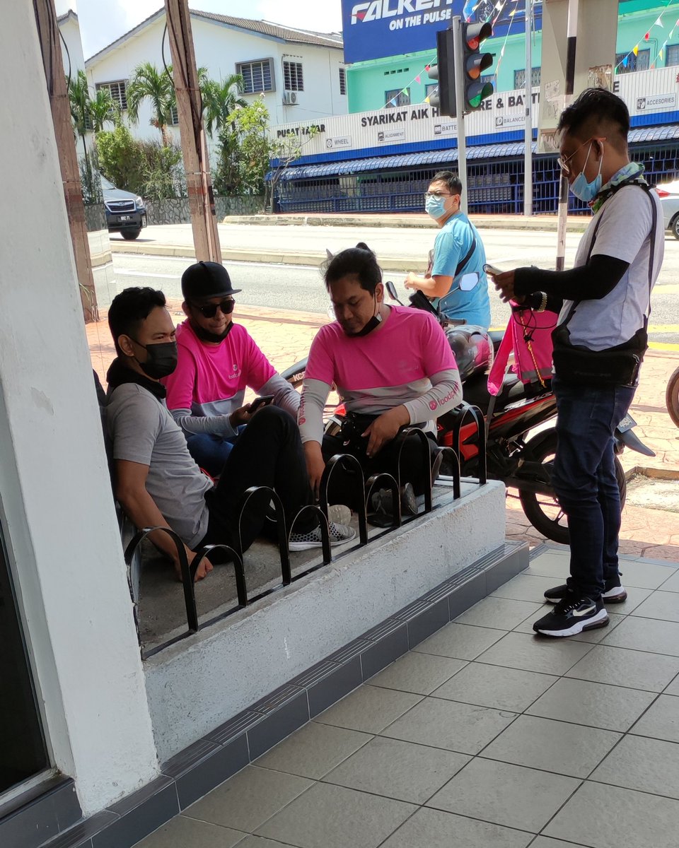 checkweng's tweet photo. Why wouldn't they listen to govt advise? Why do they do this? Don't they realized the risk? Delivery guys are considered Frontliners as they deliver food to us who stays at home and yet they do not practice social distancing. Disappointing! @foodpanda_my @KKMPutrajaya https://t.co/3Z1woRhaFA