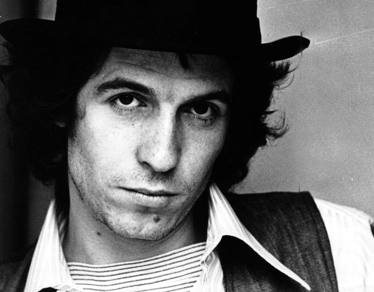 InchiostroSimp's tweet image. «Seppure complessato il cuore gli piangeva
quando la sua gente andarsene vedeva,
perché la gente scappa ancora non capiva
dall'alto della sua locomotiva.»

Rino Gaetano

Cantautore italiano scomparso il #2giugno 1981. Ironia fattasi musica

#RinoGaetano