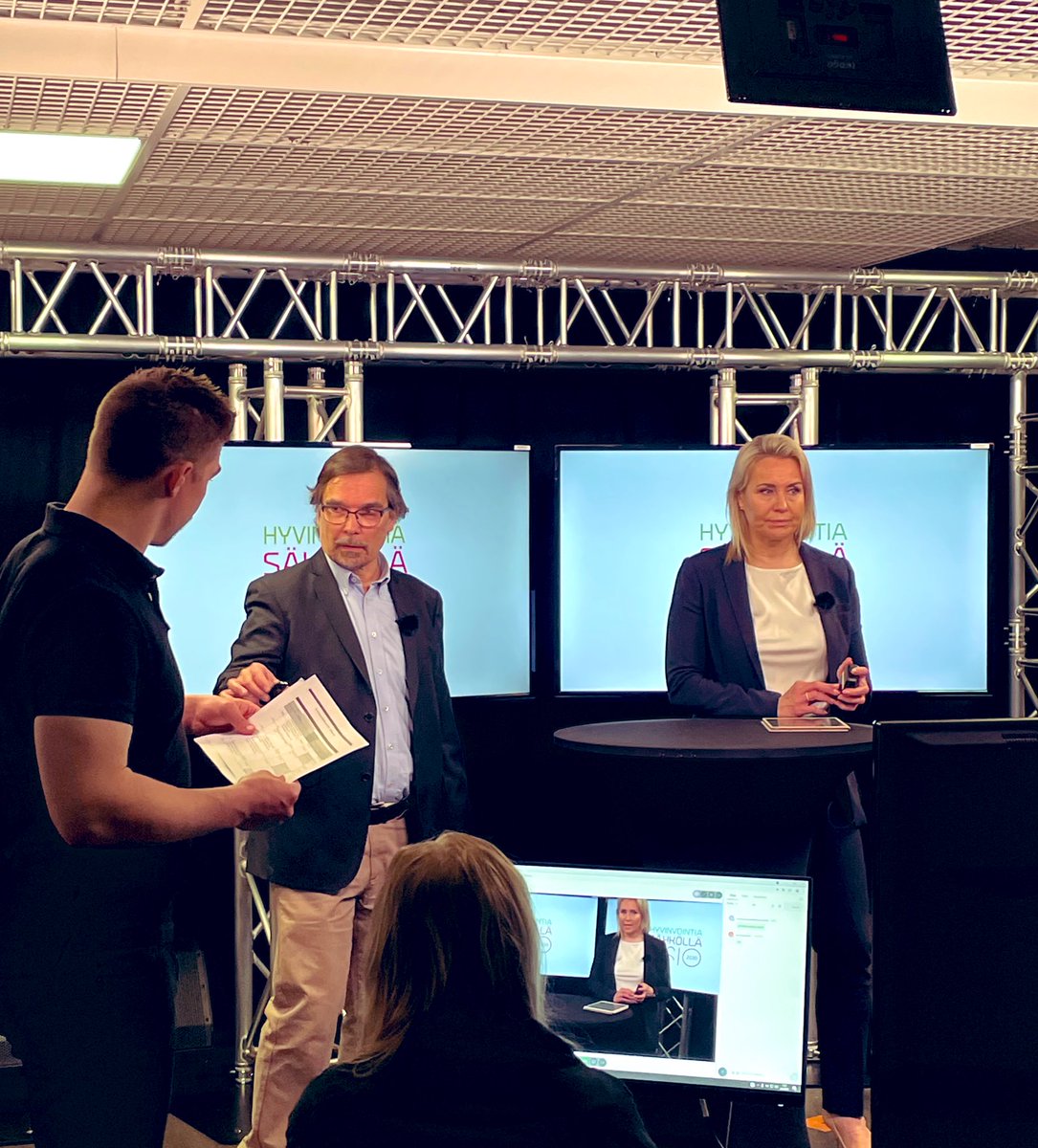 sahkolla's tweet photo. Studiolla valmistaudutaan visioseminaarilähetykseen - vielä ehdit ilmoittautua mukaan! Klo 9.00 aloitamme, hyppää tästä linjoille: https://t.co/bdmWXR1lij https://t.co/CLtERfE0au