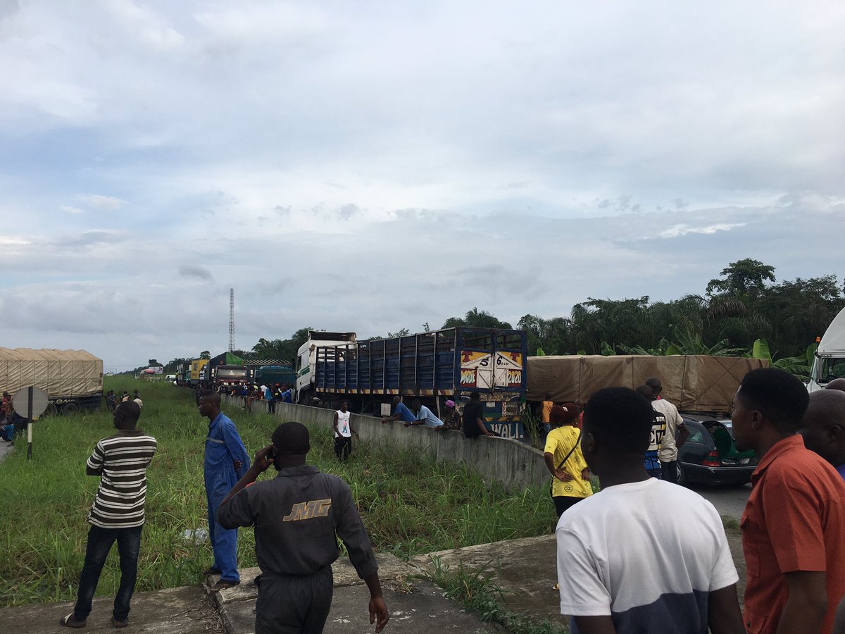 WarriUpdate's tweet photo. Trailer drivers shut down east west road by sagbama junction to protest extortions https://t.co/ij6HiYU4lx
