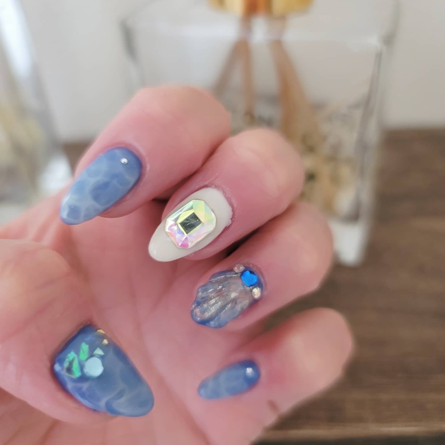 Saya 水面ネイル 水面ネイル セルフネイル ジェルネイル 夏ネイル シェルネイル 貝殻ネイル ホワイト ブルー セリアジェルネイル おしゃれな人と繋がりたい ブルーネイル ジェルネイルデザイン いいね返します T Co Zh8m52ej2y