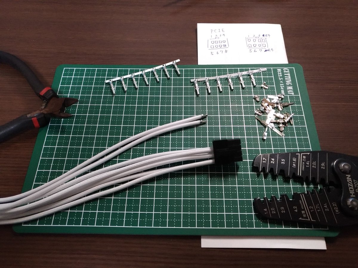 CCannna's tweet image. RX6900XTを水枕へ換装する前にPCIeケーブルを作成。と言っても初めての作成なので延長ケーブルの端子をピンアサイン調べてPSUに挿さるようにするだけ。8ピンは6+2ピンの2の所がPSU側1ピンからGPU側2ピンに分岐してるところが厭らしい😵
#自作PC #スリーブケーブル