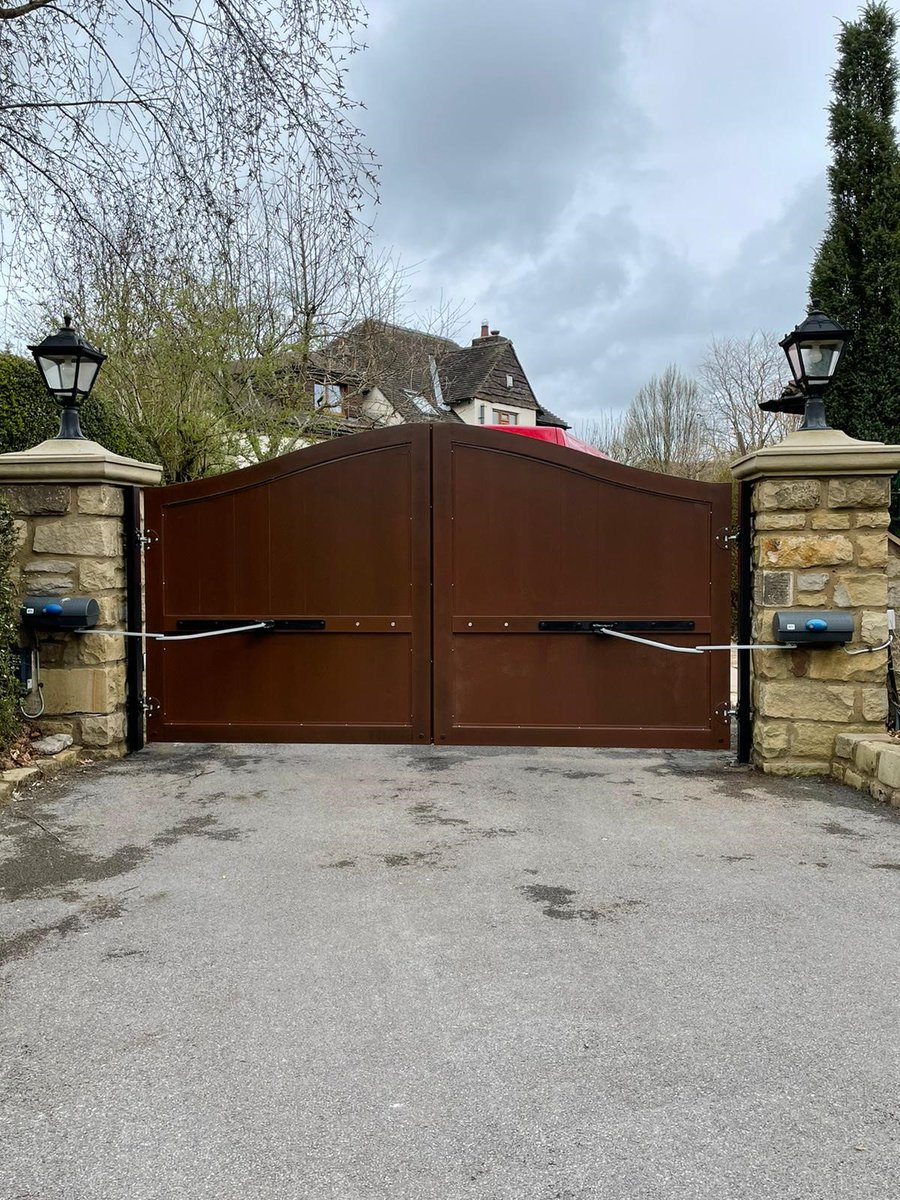 New aluminium #swinggates replacing the old wooden gates, reconnection of the existing automation articulated arms by our #installers. Steel posts by #fjfabricationltd #kerbappeal #gateautomation #electricgates #aluminiumgates #bespokegates #beautifulgates