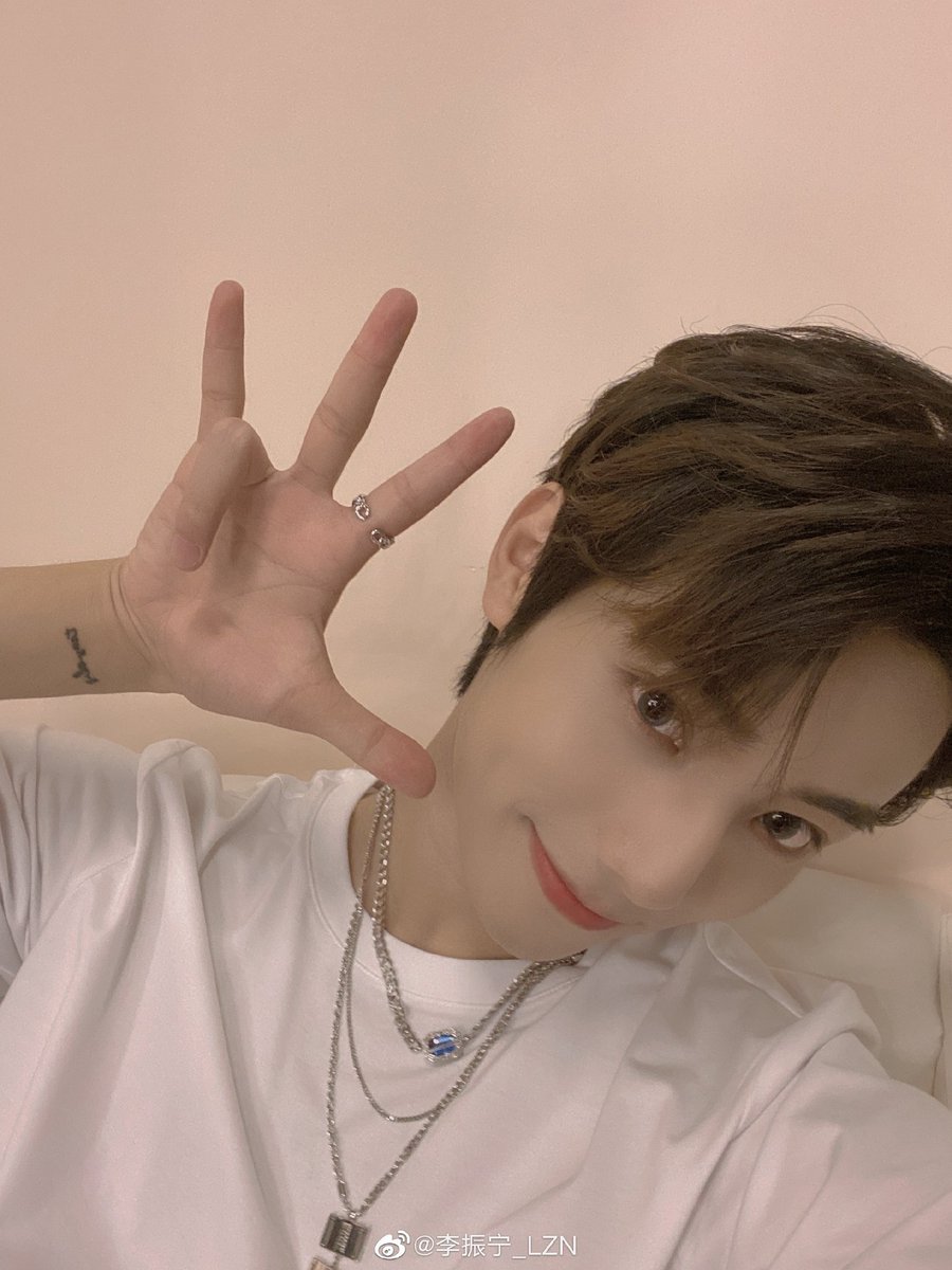 Zhenning weibo updates 2 June 2021 专属的😄6.2快乐🍃嗷嗷嗷😎 #李振宁 #lizhenning #深深