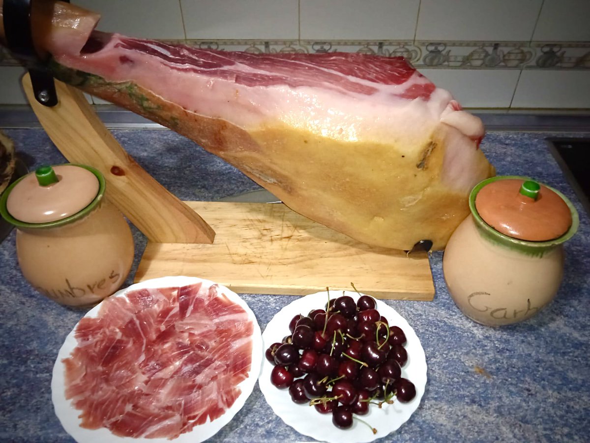 👌Este ya llegó a su destino. Además nuestro compi Ivan, se lo dio así, con el buen corte del principio.
👌Ahora el camino, es más fácil 👏👏👏.
.
.
#jamon #cortedejamon #almacenesdonjamon #pplasencia #jamoniberico