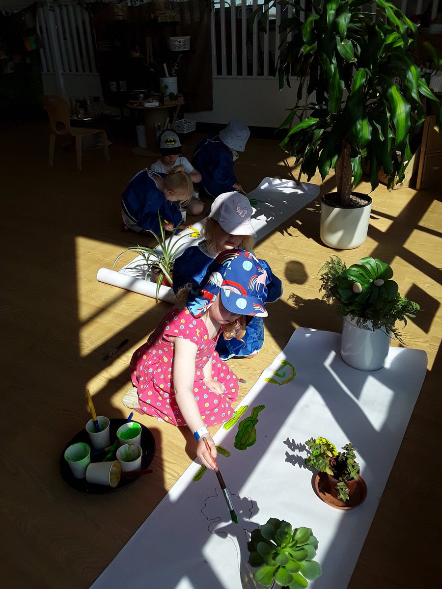 AshbridgeMaxy's tweet image. In the #atelier this morning we are availing nature&apos;s beautiful &amp;amp; abundant resource &apos;sunlight&apos; to our advantage. Tracing the shadows of nature on the canvas! Beautiful, calm &amp;amp; mindful Wednesday morning for #hedgehogs #markmaking #eytalking @NDNAtalk #joysofjune