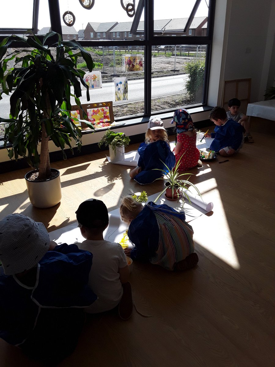 AshbridgeMaxy's tweet image. In the #atelier this morning we are availing nature&apos;s beautiful &amp;amp; abundant resource &apos;sunlight&apos; to our advantage. Tracing the shadows of nature on the canvas! Beautiful, calm &amp;amp; mindful Wednesday morning for #hedgehogs #markmaking #eytalking @NDNAtalk #joysofjune