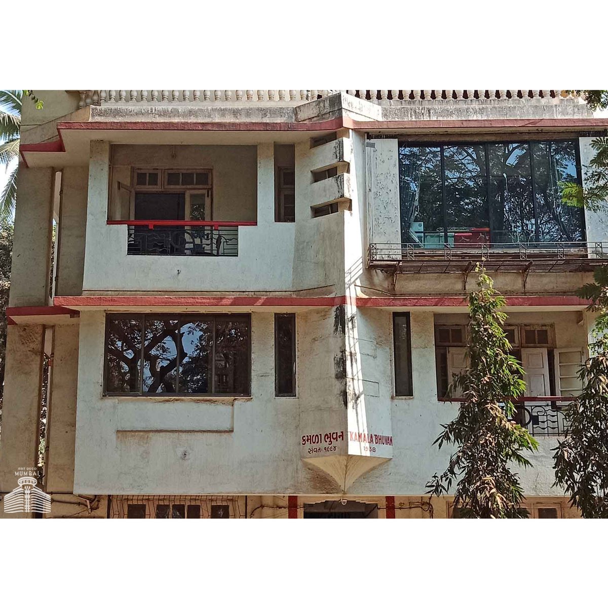 artdecomumbai's tweet photo. #KamalaBhuvan #ShivajiPark #Dadar #windowgrille #metalgrill #entrance #banding #speedlines #zigzag #balcony #eyebrows #symmetry #redandwhite #citystories #cityhistory #India #Mumbai #Mumbaiarchitecture #cityarchitecture #artdecobuildings #ArtDeco #ArtDecoMumbai https://t.co/1SbP1KL445