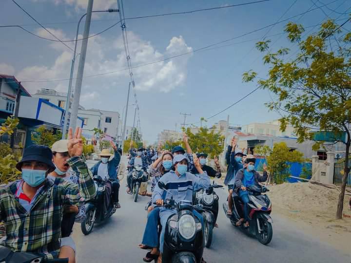 MayMyoo13's tweet photo. In Aung Pin Lal, Chanmya Tharsi, Mandalay, motorcycles are leading a general strike to remove the military rule. #June2Coup #WhatsHappeningInMyanmar https://t.co/k3hiGKxrX6