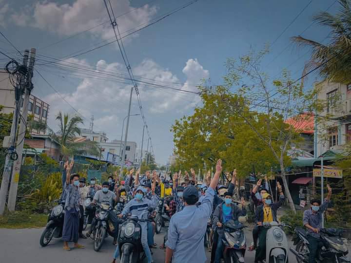 MayMyoo13's tweet photo. In Aung Pin Lal, Chanmya Tharsi, Mandalay, motorcycles are leading a general strike to remove the military rule. #June2Coup #WhatsHappeningInMyanmar https://t.co/k3hiGKxrX6