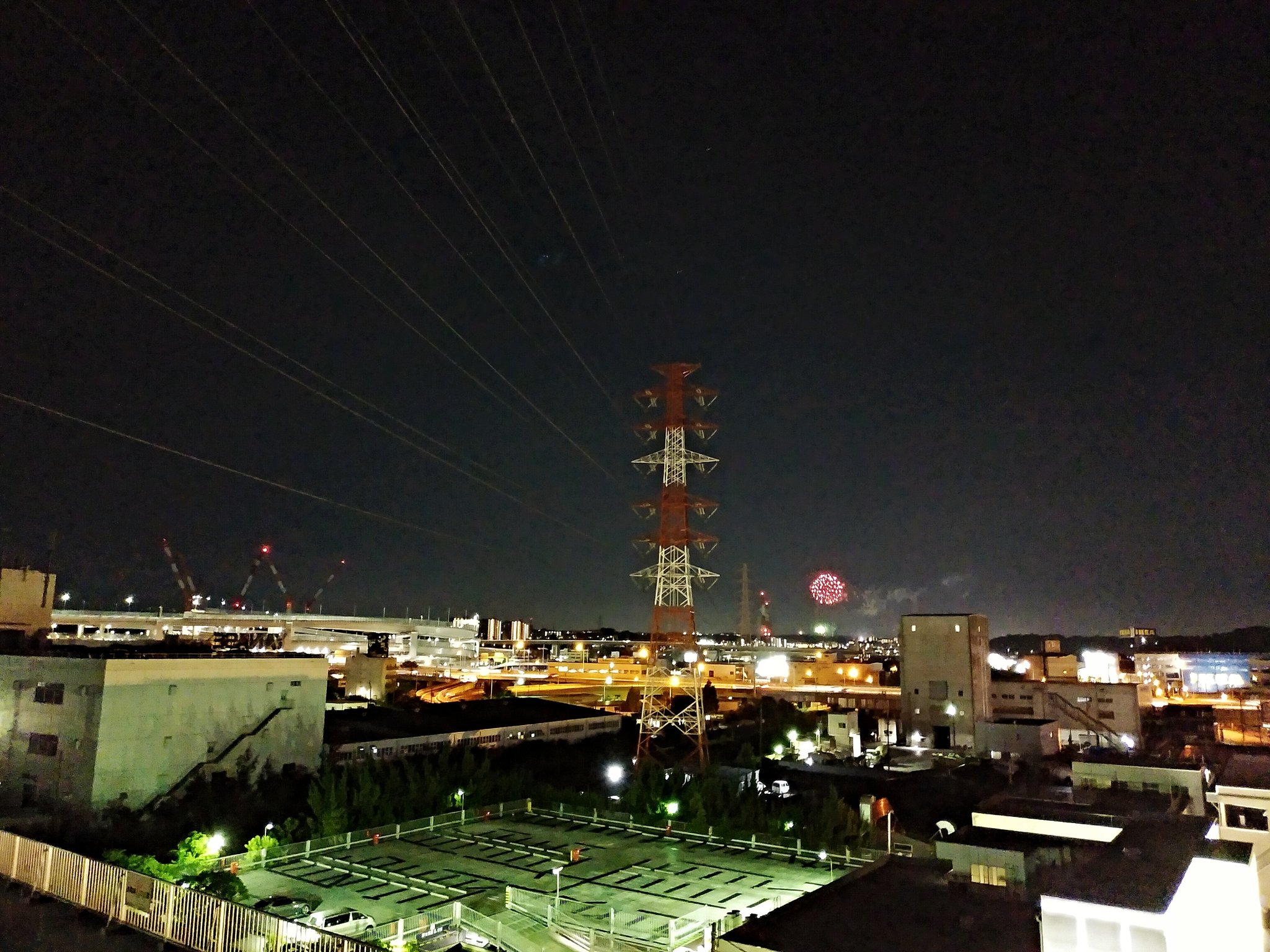 画像 花火の音が聞こえると思って外を見たら 横浜の開港記念の打ち上げ花火でした 当社の屋上から3か所の花火が確認できました T Co C3hlb8i まとめダネ