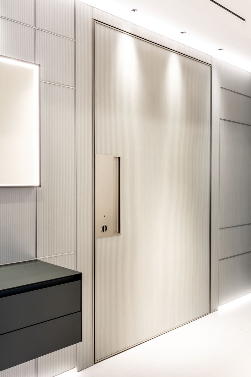 Iconno_Madrid's tweet photo. La trasera de esta #puertablindada #Synua de #oikos en acabado “Raw Moka” muestra perfecta integración con el acabado en vidrio Sahara del sistema “boiserie” #modulor de #Rimadesio. Personalización en #puertasacorazadas de alta gama, sin renunciar a la seguridad. #IconnoOdonnell https://t.co/oOowtP3gGJ