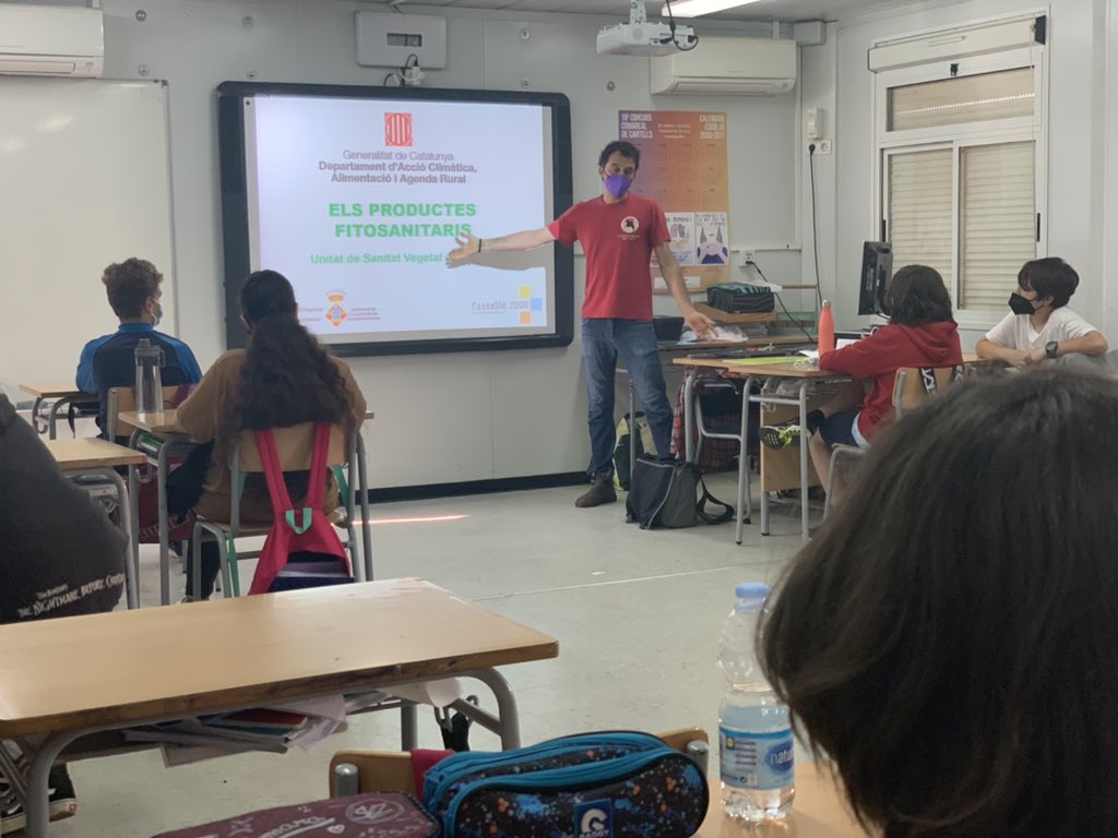 🌱Aquest matí els i les alumnes de 1r d’Eso  i 5è de Primària de l’Institut Escola El Bruel Empuriabrava, han rebut la visita de Lluís Vila Camps, responsable de sanitat vegetal de Girona i de Sebastià Bolasell, tècnic de l’empresa de serveis Castelló 2000.