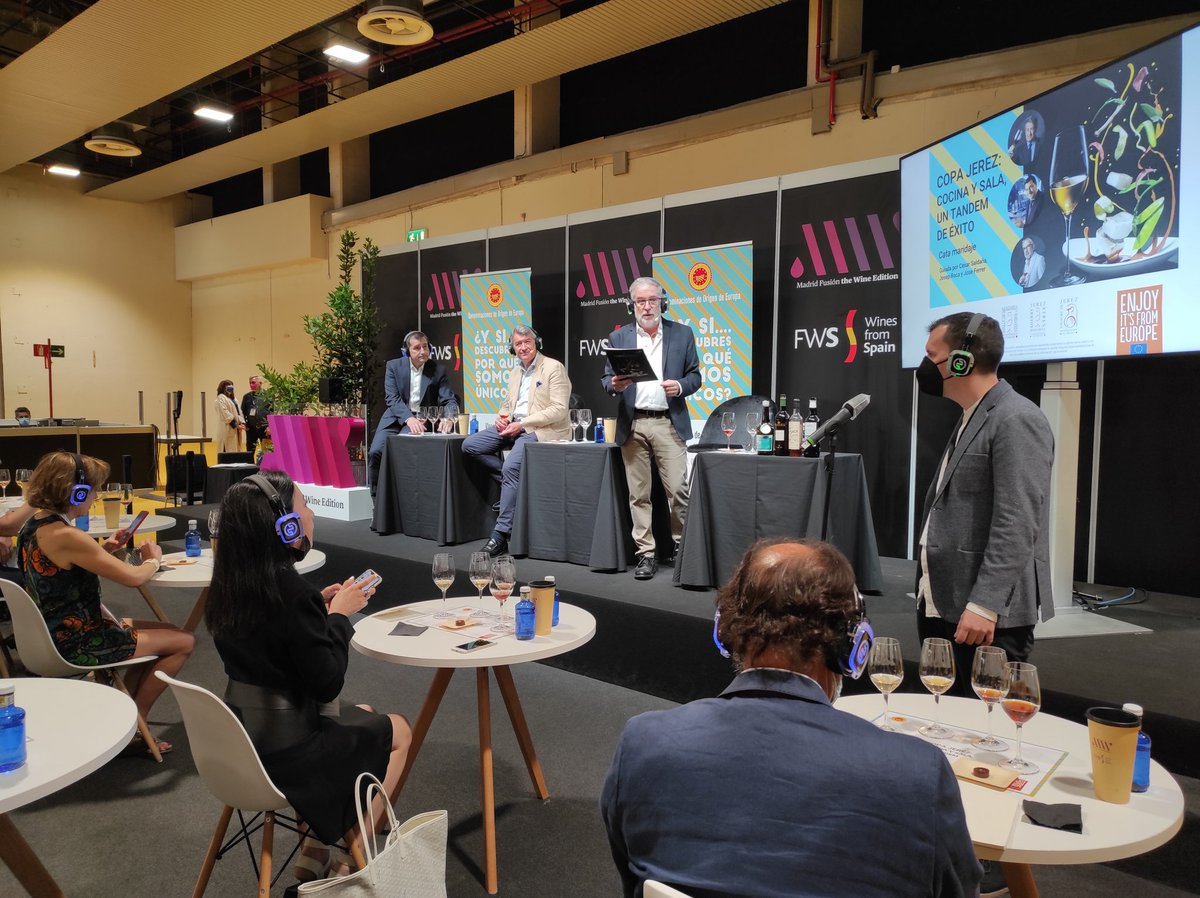 @diegogbarbolla presentando una creación basada en nuestra armonía Homenaje al tiempo con un bocado dulce y Cream VOS de @BODGASTRADICION de @VinosJerez #WineEditionMF @madridfusion pic.twitter.com/Ox6cOIr9Qt