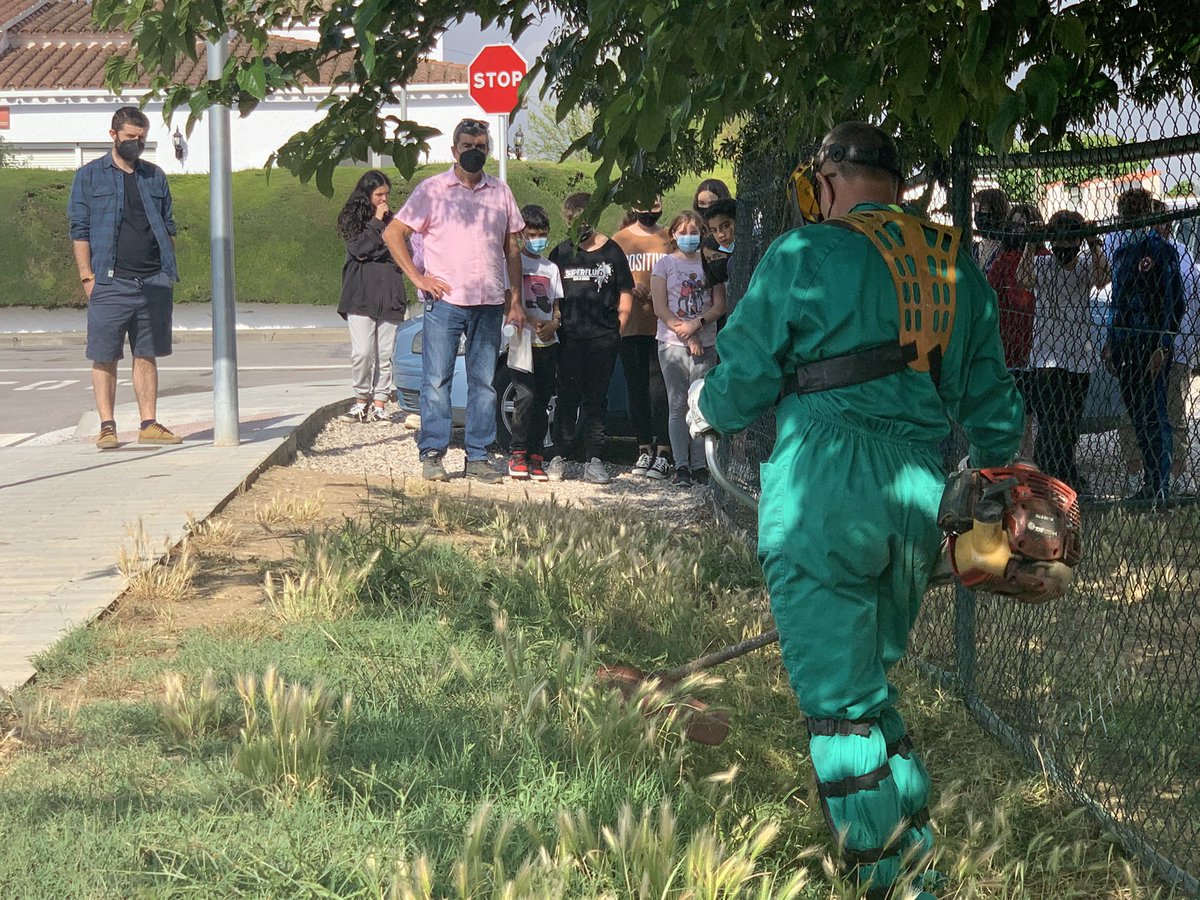 🌿El motiu de la visita ha estat una xerrada, amb demostració inclosa, sobre la prova pilot per gestionar la vegetació urbana que s’està portant a terme al barri del Puigmal i també al pati del mateix centre on no s’aplica cap producte químic per gestionar la vegetació.