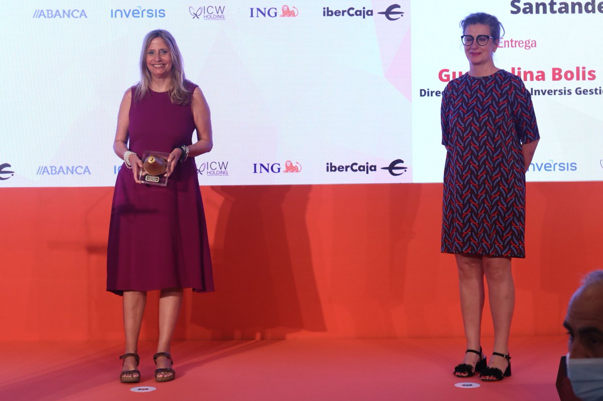🔶Con la Categoría “Mejor fondo de renta variable española”, el premio es  para Santander Small Caps de @SantanderAM. 🏆Entrega el premio Guendalina  Bolis, directora general de @Inversis, y lo recoge Lola Solana,