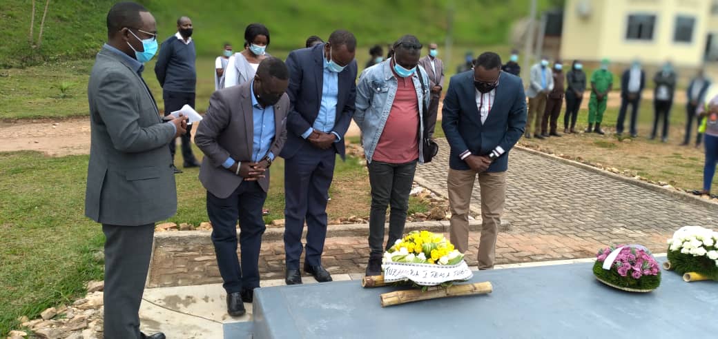 Muhangadis's tweet photo. 3/3
Hubahirijwe amabwiriza yo kwirinda #COVID19 kandi; hakomeje kwakirwa n'andi matsinda atandukanye y'abantu baje kuhashyira indabo #Kwibuka27 https://t.co/Ycrl4Rtgu5