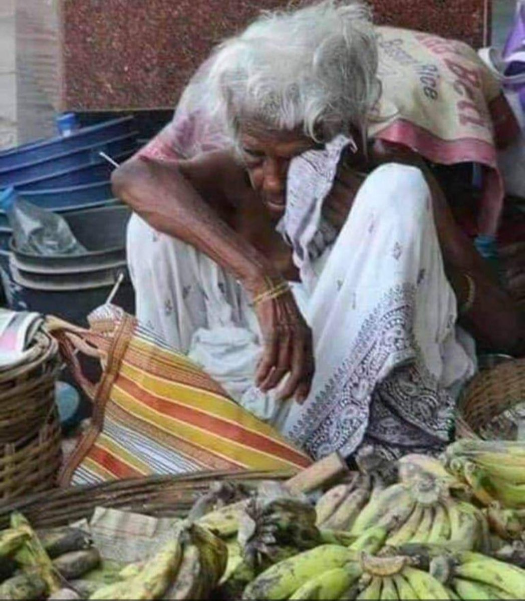 Raushan83738702's tweet image. #पुरानी_पेंशन_बहाल_करो
#SidNaaz
#savepoor
बडी बेशर्म होती हैं यह गरीबी भी सहाब..
कमबख्त उम्र का भी लिहाज नही करती..🙏🙏🙏🙏