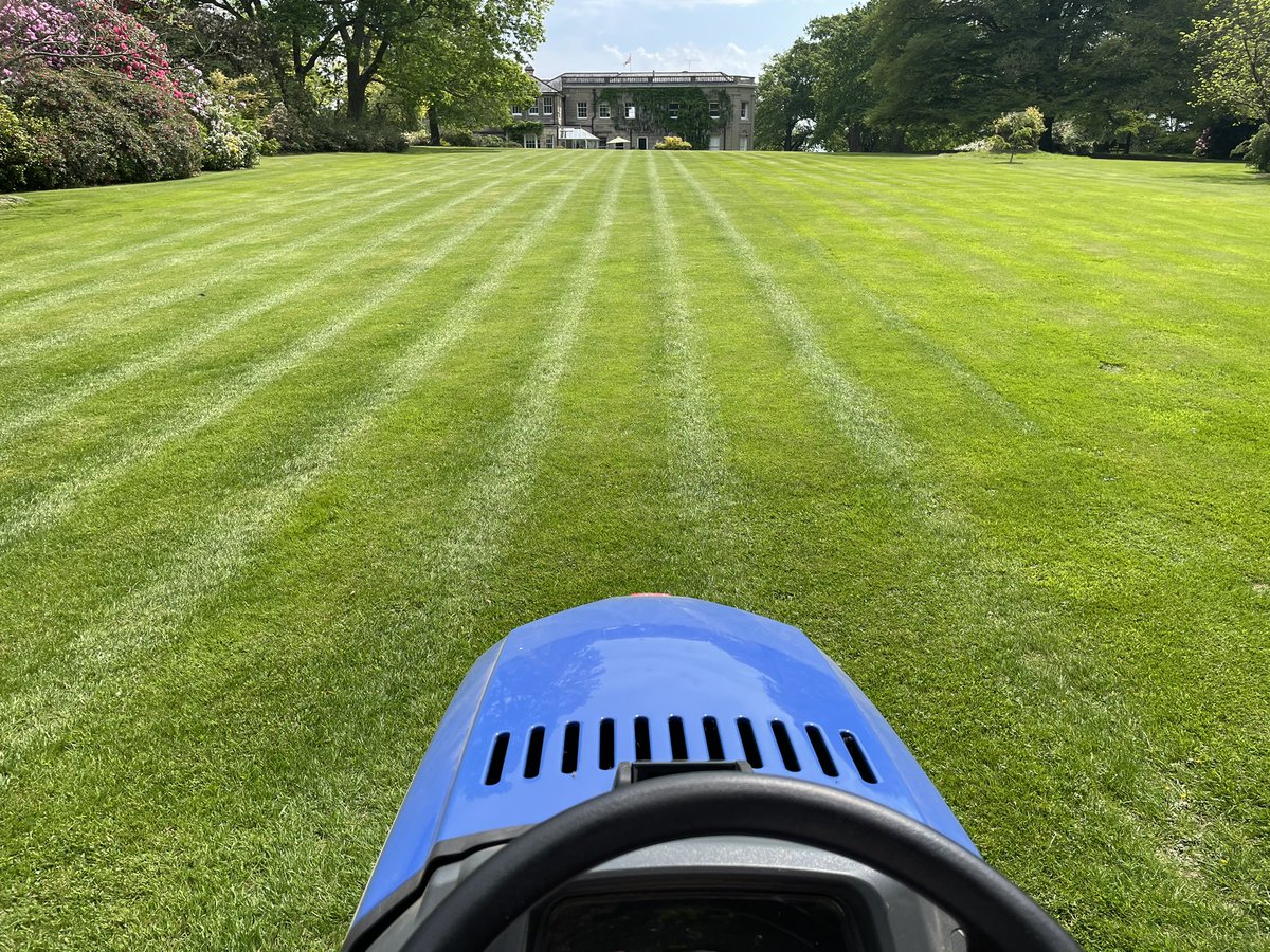 AndiSmiler's tweet photo. Up and Down the Lawns with the @iseki_uk SXG323 which is a Dream to use. #thickgrass but 323 not missing a beat! https://t.co/OFD9QevRDF