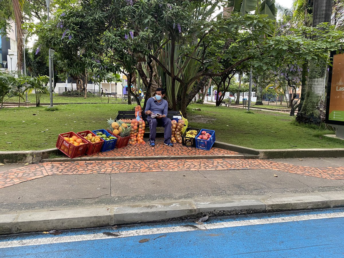 MariasRodriguez's tweet photo. Este señor llega al Parque de Las Palmas (Bucaramanga) antes de las 6 a.m...extiende sus productos y espera paciente por compradores. Se gana la vida vendiendo frutas aquí, si lo ven no duden en comprarle. Después de cada compra saca su cuaderno y la anota. https://t.co/DBjTmOtCKf