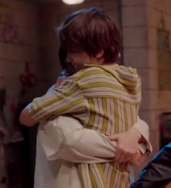 อินจุนกอดละยิ้มตาหยีโดนหมีฟัดกลับเลย