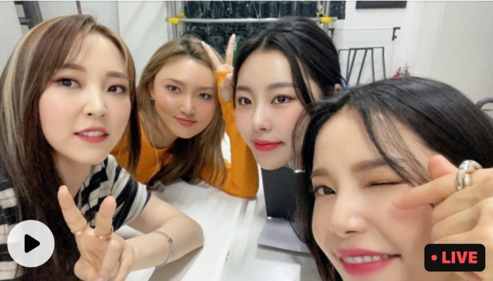 BrMoomoos's tweet photo. As meninas estão em live❤️

•https://t.co/BHy5xwY9Dq

#WAWbyMamamoo #MAMAMOO https://t.co/jmLwfkAb6m https://t.co/qWv8Qsl4rt