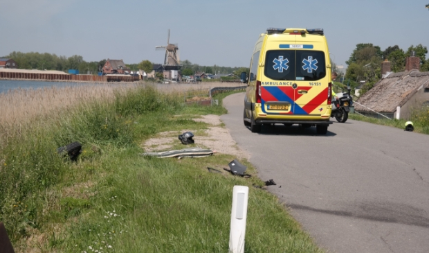 Motorrijder gewond naar ziekenhuis door ongeluk op Ouderkerkse IJsseldijk - ..