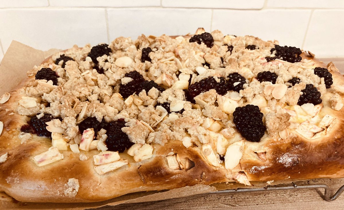 abzomum's tweet photo. Nigella-Bites-Athon no 34. Apple &amp; Blackberry Kuchen   A light dough with a topping of fruit &amp; crumble, neither too sweet or sharp.  What is left from the book of random Bites.@Nigella_Lawson @undaunted68 @AbiMuller03 #NigellaBites https://t.co/7AXmN6kLqz
