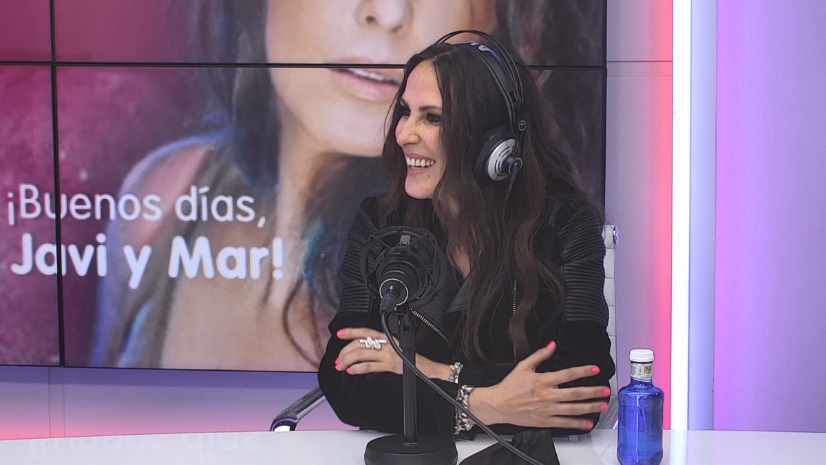 CADENA100's tweet photo. ¡Es única! ❤️ Muy pronto la entrevista de @JaviYMar con @_MaluOficial_ 🌺¡Nos lo hemos pasado fenomenal! #SecretoAVocesMalú https://t.co/xDzqYVlEFJ