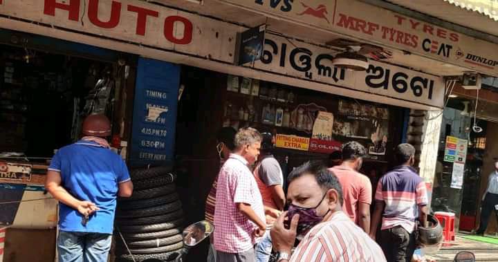 amiyari8's tweet photo. Chawala auto spare parts of rourkela madhusudan marg caught violating covid guide line and seal today by ROURKELA MUNCIPAL CORPORATION...@RourkelaMC @otvkhabar @kanak_news @DMSundargarh #COVID #coronavirus https://t.co/Qm28vO4ONc