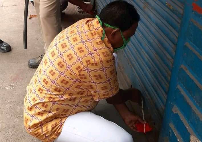 amiyari8's tweet photo. Chawala auto spare parts of rourkela madhusudan marg caught violating covid guide line and seal today by ROURKELA MUNCIPAL CORPORATION...@RourkelaMC @otvkhabar @kanak_news @DMSundargarh #COVID #coronavirus https://t.co/Qm28vO4ONc