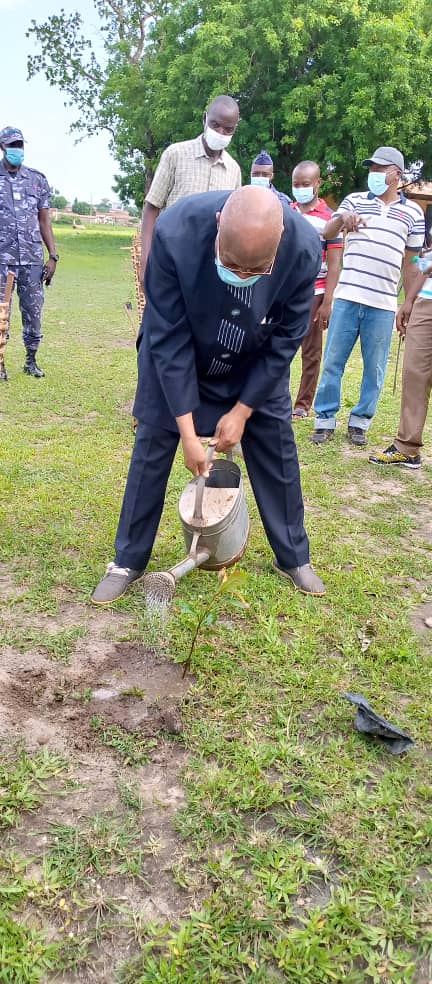 A l’occasion de la célébration de la 45ème édition de la Journée Nationale de l’Arbre, j’ai donné le ton dans la préfecture de Tchamba, en mettant en terre des plants au Lycée de Tchamba et sur le nouveau site du <a href="/TchambaUnir/">Unir-Tchamba</a>. 

#1erJuin
#300MillePlants
#Denyigban
