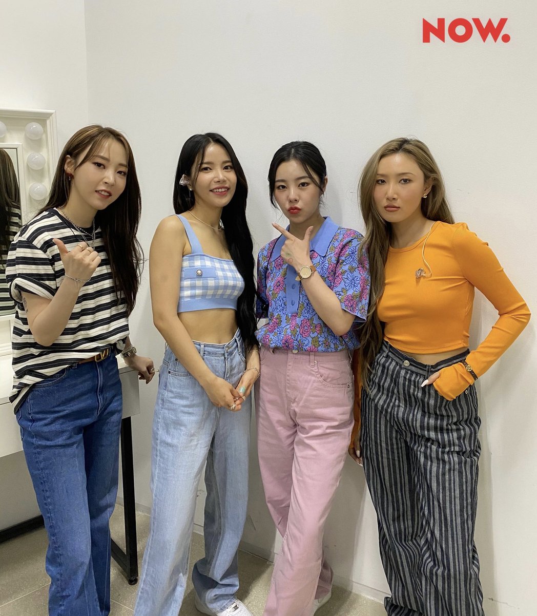 npop_zip's tweet photo. #OUTNOW in #studio문나잇 [#마마무] 준비 완료🌙 리허설도 다 끝났고🎙 9시가 되길 기다리는 중✨ 무슨 곡 부를 건지 스포하고 싶은데.. 너무 많아서 뭐부터 해야될지😞 문대표(#문별)가 전해달래요! #귀녹는다_미리얼려놔👂🏻🍯 #NOW온에어 #MAMAMOO 보쇼ONAIR📱https://t.co/OnKl5ncYlw https://t.co/VkYBjPZKEV