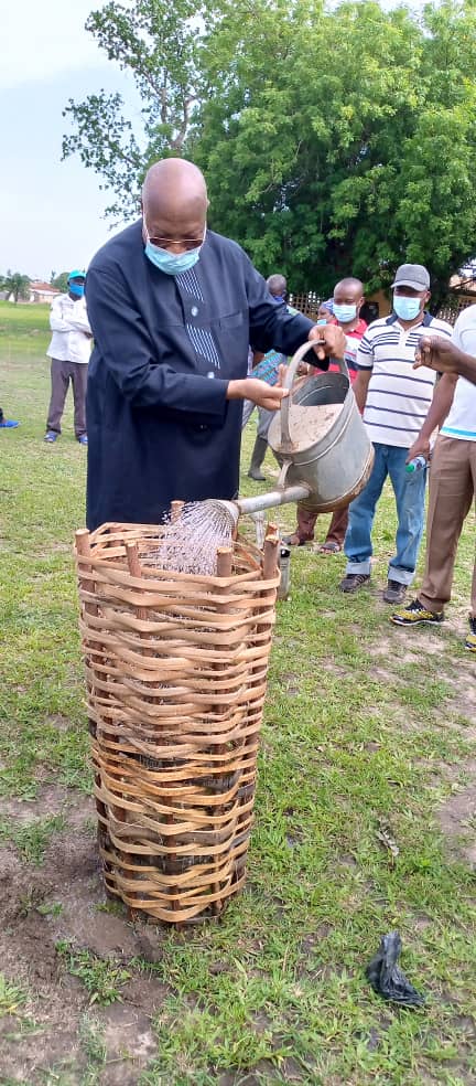 AffohAtcha's tweet photo. A l’occasion de la célébration de la 45ème édition de la Journée Nationale de l’Arbre, j’ai donné le ton dans la préfecture de Tchamba, en mettant en terre des plants au Lycée de Tchamba et sur le nouveau site du @TchambaUnir. 

#1erJuin
#300MillePlants
#Denyigban https://t.co/KZEY369d7I