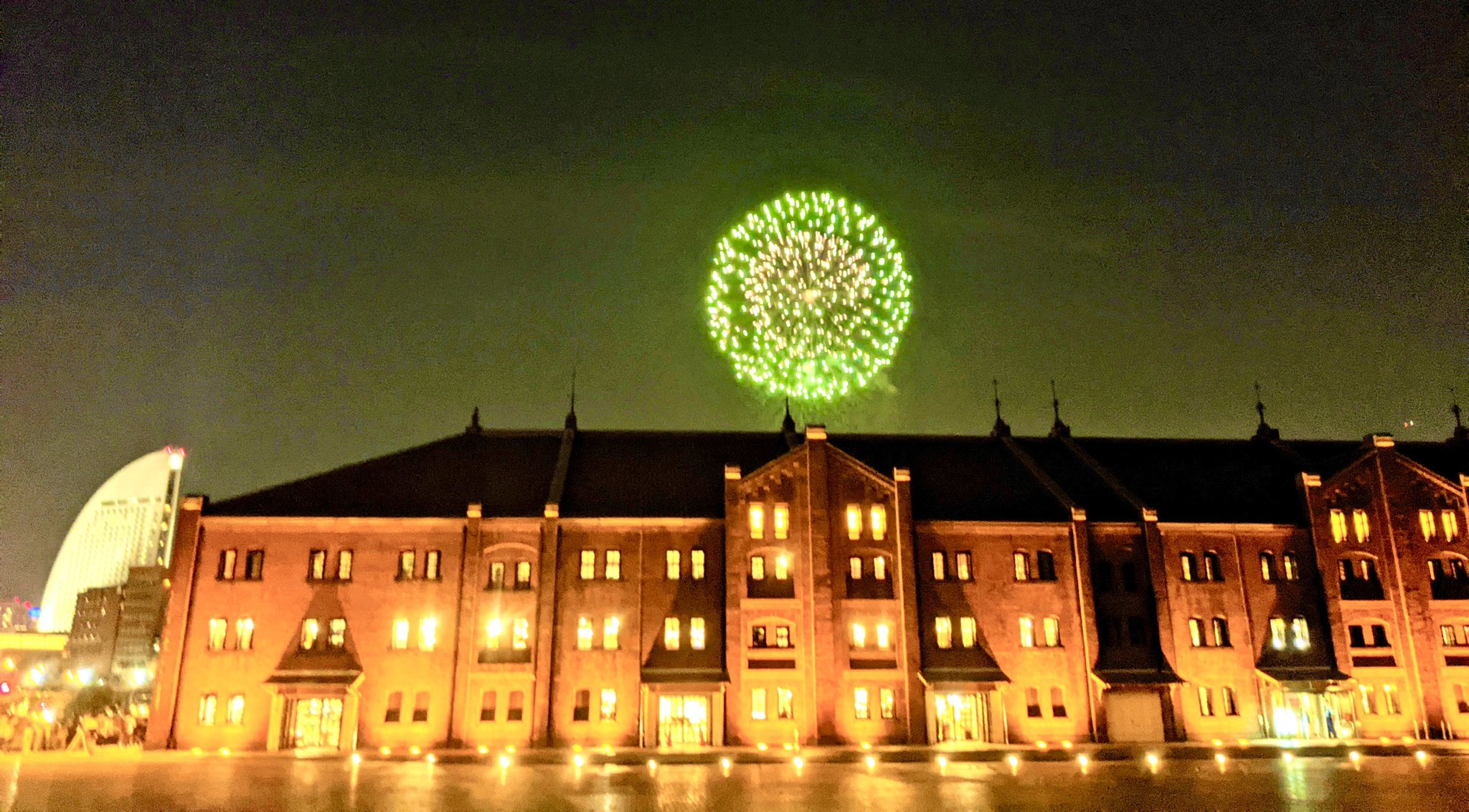 横浜赤レンガ倉庫 横浜開港祭 の花火があがりましたね 浜っ子18区のみなさん 見えましたかー 花火きれい あっという間でしたね 思ったより近くて 撮影難しかった T Co Fwn6bz1cu0 Twitter