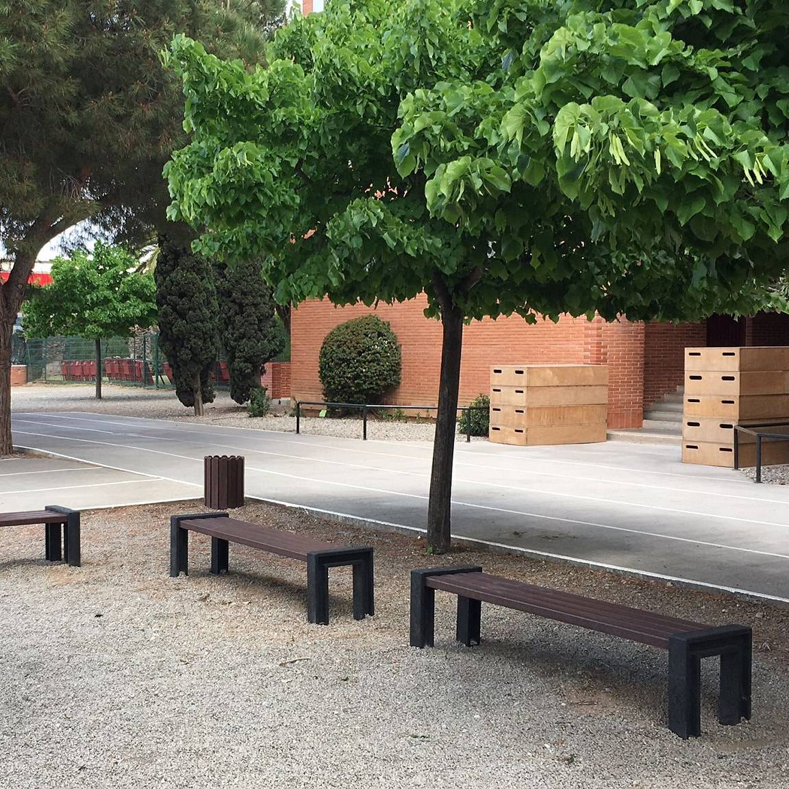 Parks3000com's tweet photo. #mobiliariurba 💯% #reciclat ♻️
.
.
.
#bancs #papereres #materialreciclat #sostenible #espaiexterior #moblesexterior https://t.co/xl9ODPi2tL