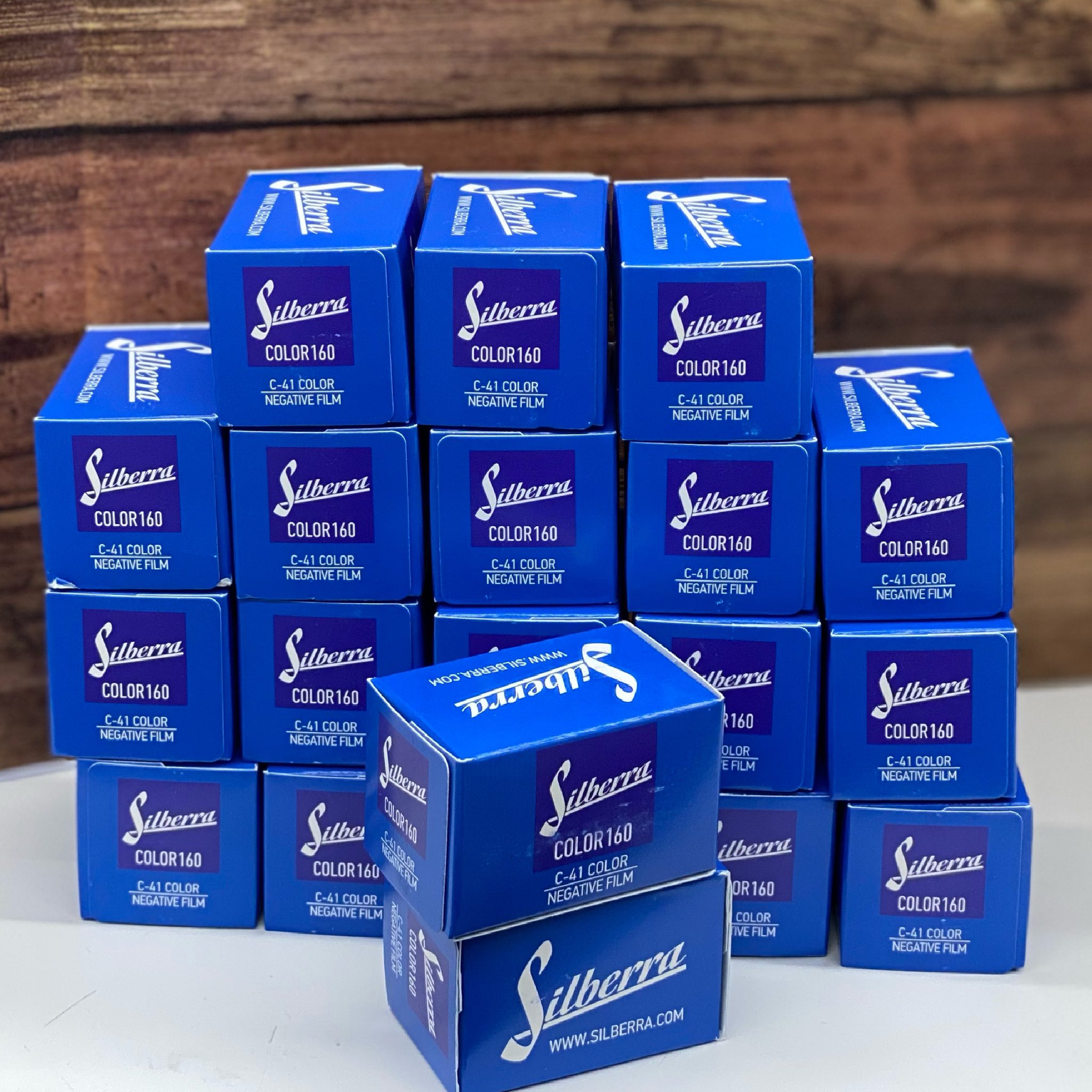 アサノカメラ ロシアのフィルムメーカーsilberra カラーネガ160 36枚撮りが入荷 色味サンプルは未作成ですが 近日中に作成予定です 入荷情報まで Silberra Silberrafilm Silberracolor160 カラーネガフィルム カラーネガ フィルムカメラに恋し アサノカメラ ロシアのフィルムメーカーsilberra カラーネガ160 36枚撮りが入荷 色味サンプルは未作成ですが 近日中に作成予定です 入荷情報まで Silberra Silberrafilm Silberracolor160 カラーネガフィルム カラーネガ フィルムカメラに恋し