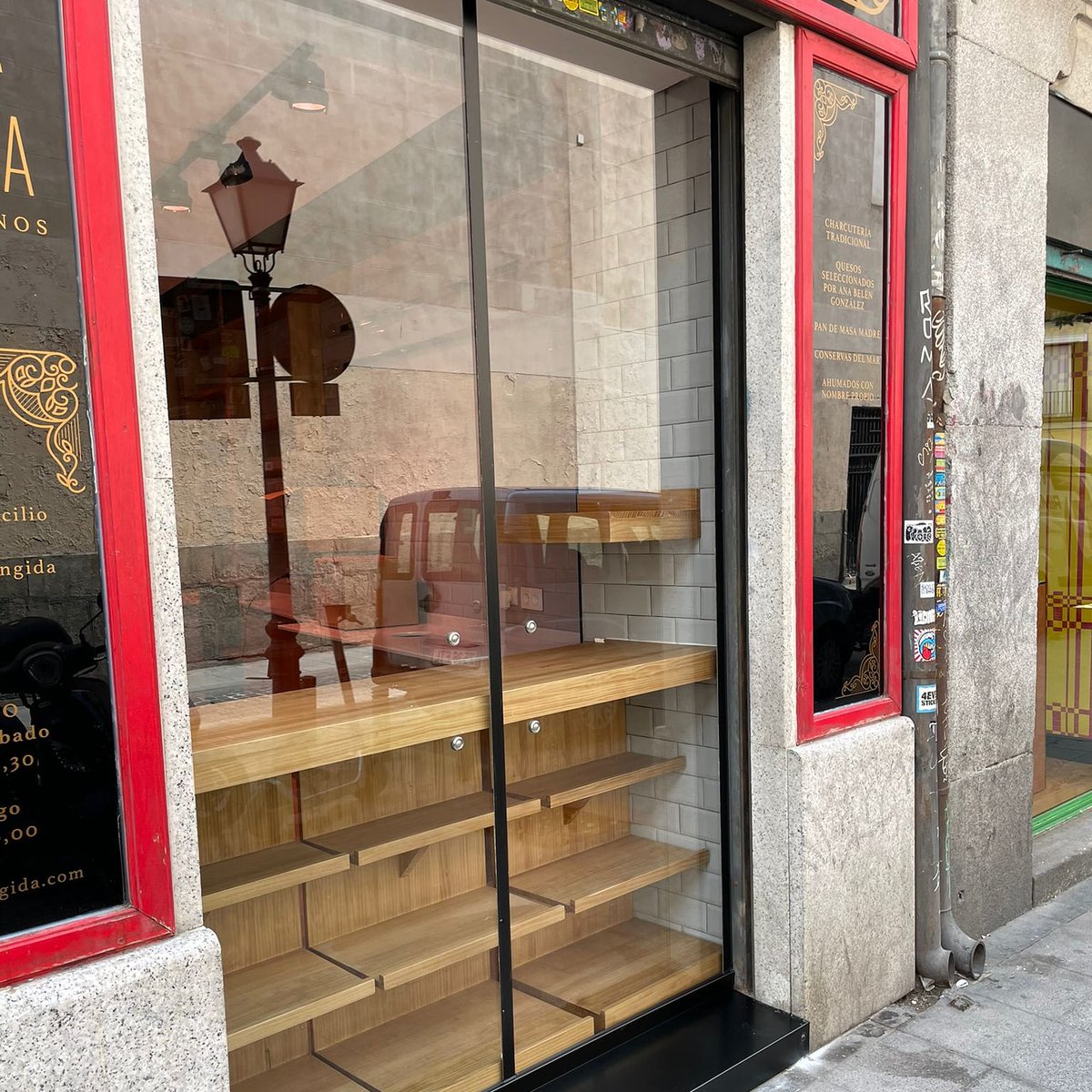 Nos informan que este fin de semana abre Ultramarinos #LaTiaFingida en #Malasaña. Y tienen nuestros quesos, yogures, kefir, leche.... Gracias!! #QuesosElviraGarcía #ElBarraco #queseriadecampo #cabramalagueña #quesosartesanales #somosquered