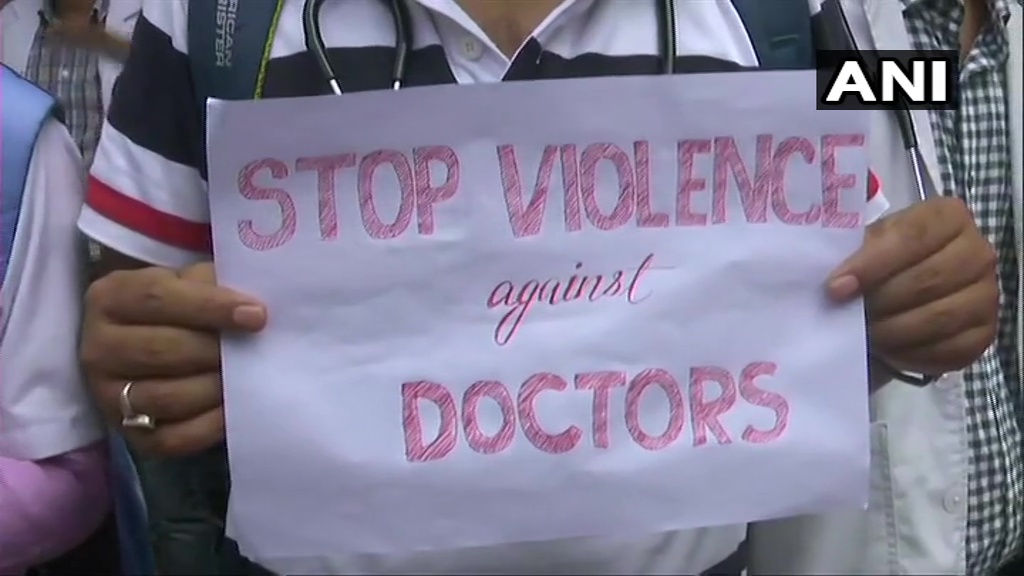 ANI's tweet photo. Assam: Doctors at Guwahati medical college and hospital(GMCH) staged protest demanding inquiry in an incident where a doctor was attacked by mob in Hojai district y'day,following a COVID patient's death

"We want govt's support in this matter &amp; ensuring our safety," says a doctor https://t.co/3rdvsdGU44
