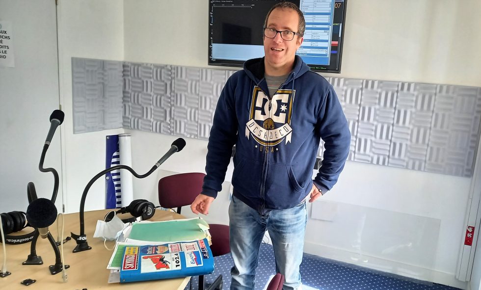 radiofretoise's tweet photo. Fred Monfort, enfant de la radio en presqu’île de Crozon

Voici Fred, qui a créé notamment @RadioFretoise et Radios F.M , A.M et DAB+ de Bretagne (infos actuelles et archives ) et qui est coprésident de l'association  @RadioEvasion 

https://t.co/xS540flxJD https://t.co/RbYmIYQ1vh