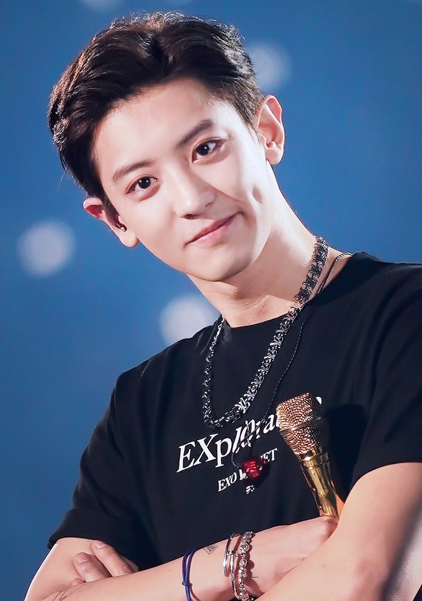 elf_Lola's tweet photo. #withloveloey 

Chanyeolni yuzidagi kulgichi rasmda yaqqol ko'ringaniga etibor bering❤🧿 https://t.co/OzTj2iYaUX