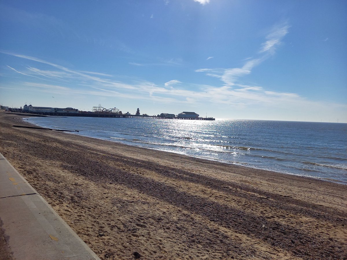 LeeLeeT1977's tweet photo. Beautiful walk before work this morning #somanyhellos #seaair #hotalready https://t.co/cn5D3kuNMG